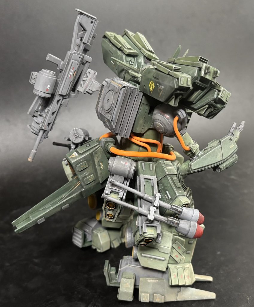 右サイド、シュツルムファウストやマガジンを特徴的なサイドスカートにマウント。