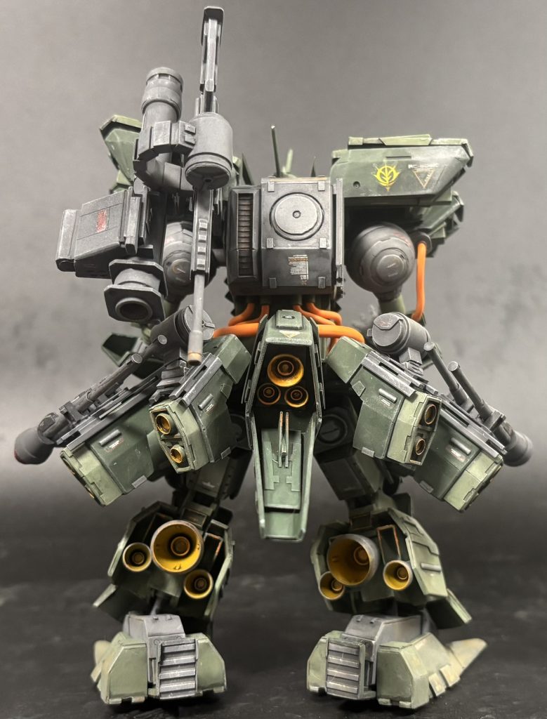 リア、ガンマウントがあるので二丁とも懸架可能。下半身に集中したバーニアが特徴的