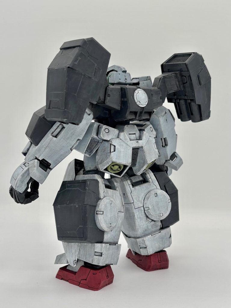 バックパックのアームは、大きくなった両腕の邪魔にならないように左右を交換しました。
