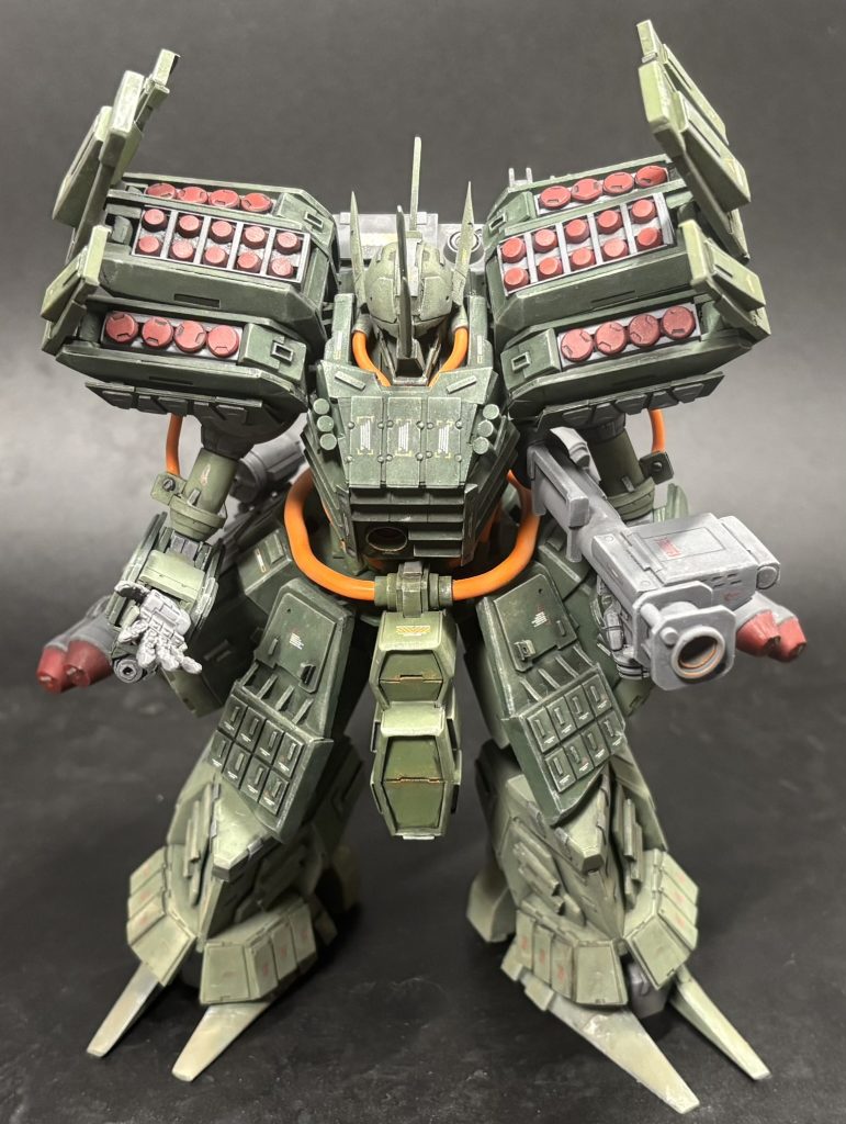 胸部はEAAK装甲という米軍でベトナム戦争時期に装甲車で使われていた対弾装甲。いつの間にか廃れていましたが特徴的な装甲なのでいつかMSに取り入れたかったのでいれてみて本望