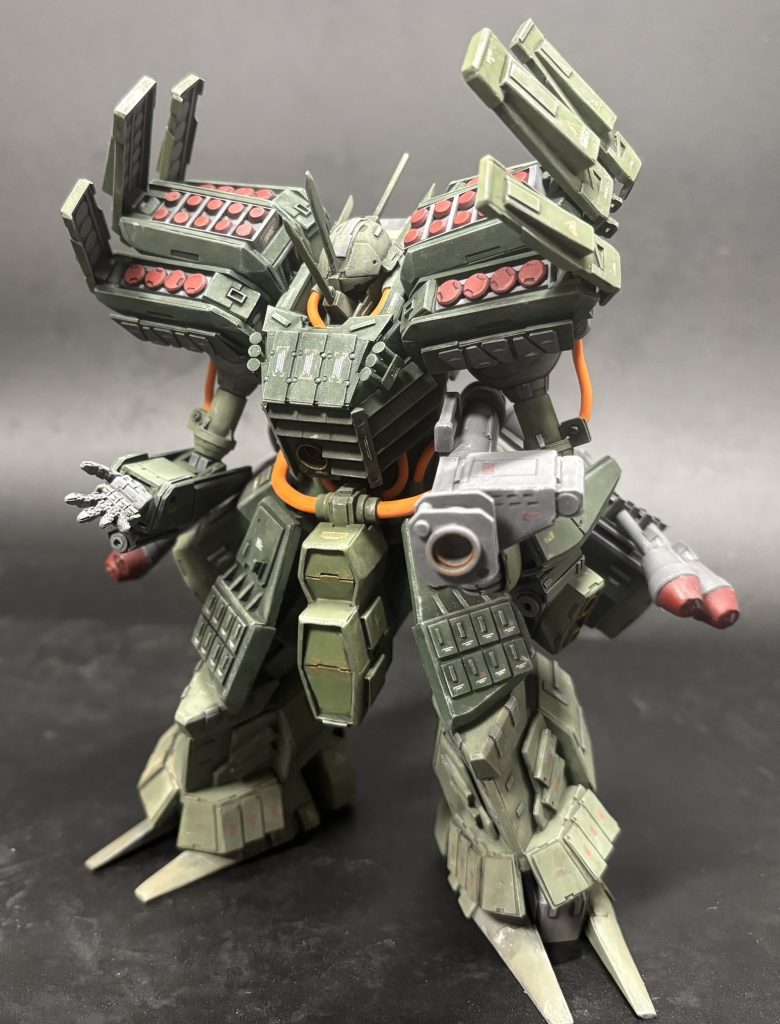 肩アーマーフルオープン。ミサイルコンテナが露見する