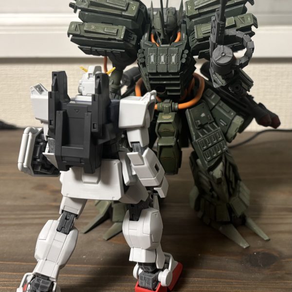 新キットほんま顔小さくて脚長、脚細い。ワレ陸戦やぞ、そんなあんよでいけんるんか？と思ってしまう。そしてチャイチーなのよ君、ホビーハイザックくんも大きめだからかな？ハンマさんはデカすぎる。（2枚目）