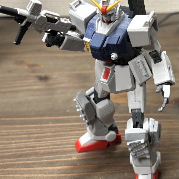 こいつ自立が難しいのですが、接地面が少なすぎる…。とりあえず脚部の追加アーマーをスクラッチ中。うーん…まだまだディテール足りないですが、一旦しっかりごつめにはなってくれてます。（2枚目）