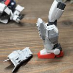こいつ自立が難しいのですが、接地面が少なすぎる…。とりあえず脚部の追加アーマーを[…]