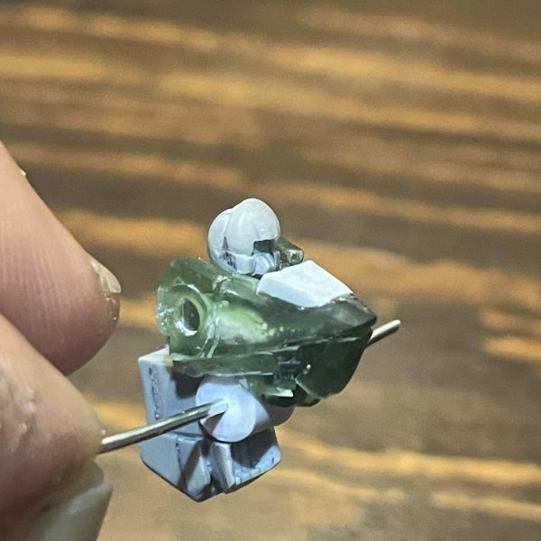 腰の前後スイングと主翼作りました。腰は角度固定出来るようマグネットを複数仕込んで見ました。今のところ問題なく固定出来てますが果たして足がついた状態でいけるかは不明です。羽は、、、デカいですね、、、ここから更に翼端にブースターっぽい箱が付くので明らかオーバーサイズですね、、、削るか😵（2枚目）