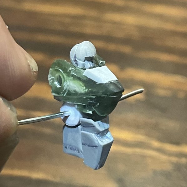 腰の前後スイングと主翼作りました。腰は角度固定出来るようマグネットを複数仕込んで見ました。今のところ問題なく固定出来てますが果たして足がついた状態でいけるかは不明です。羽は、、、デカいですね、、、ここから更に翼端にブースターっぽい箱が付くので明らかオーバーサイズですね、、、削るか😵（3枚目）