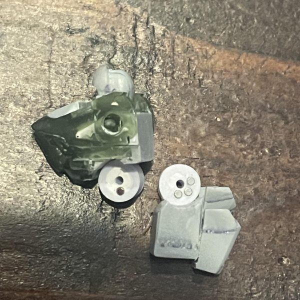 腰の前後スイングと主翼作りました。腰は角度固定出来るようマグネットを複数仕込んで見ました。今のところ問題なく固定出来てますが果たして足がついた状態でいけるかは不明です。羽は、、、デカいですね、、、ここから更に翼端にブースターっぽい箱が付くので明らかオーバーサイズですね、、、削るか😵（4枚目）