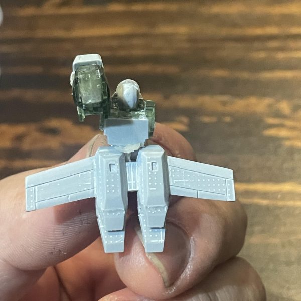 腰の前後スイングと主翼作りました。腰は角度固定出来るようマグネットを複数仕込んで見ました。今のところ問題なく固定出来てますが果たして足がついた状態でいけるかは不明です。羽は、、、デカいですね、、、ここから更に翼端にブースターっぽい箱が付くので明らかオーバーサイズですね、、、削るか😵（5枚目）