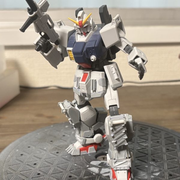 戦車の先端部で地雷をひっくり返すマインプラウを爪先に付けてみました。足首アーマーは前面だけアーマー追加できるようにしてます。覆うと稼働の邪魔なので…。コンパチにしてるせいでポージングで諸々アーマーが外れるのが鬱陶しいな…。足裏も念の為適当にディテール入れときました。（2枚目）