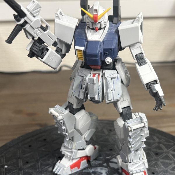 フロントに追加アーマーを悩みながら追加。なんか諸々こうあらねばみたいなことを考えてたけど、私らしいディティールでええやない…どうせゴテゴテ戦車みたいなもんだからと開き直ったらスクラッチ速度戻りました。悩むより手を動かそう…。（2枚目）