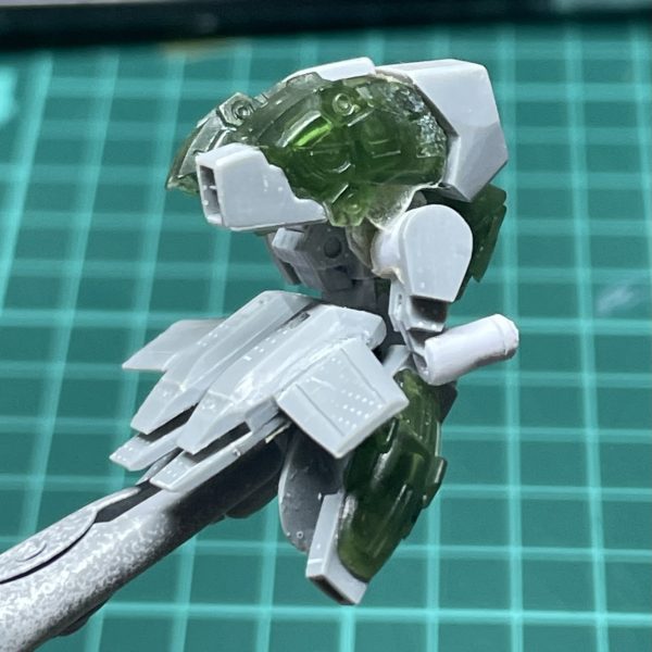 時間が取れずあんまり進んでないですが羽を一回り小さくしました。右腕作りました。3mmのプラ棒に瞬着盛ったり削ったり。（2枚目）