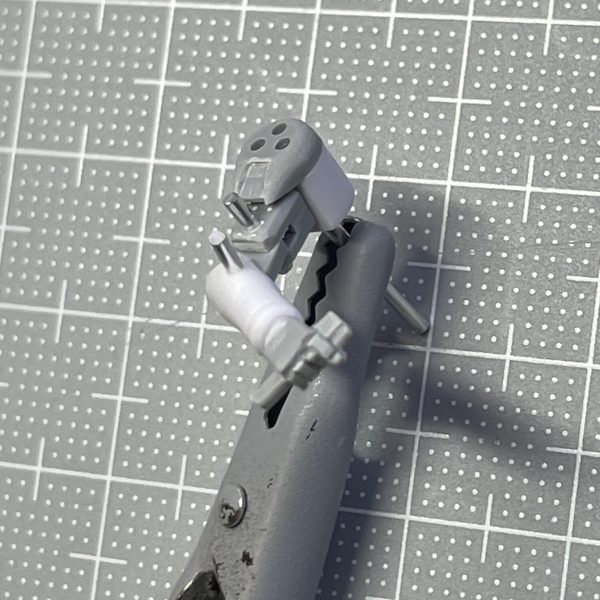 右腕作りました。前にトールギスでマニピュレーター1度作ったので楽に作れるだろうと思ったら何故か前より苦戦しました。ディティールあっさりしすぎてアーティファクト名乗っていい不安になるレベルです。なんとかせねば、、、（2枚目）
