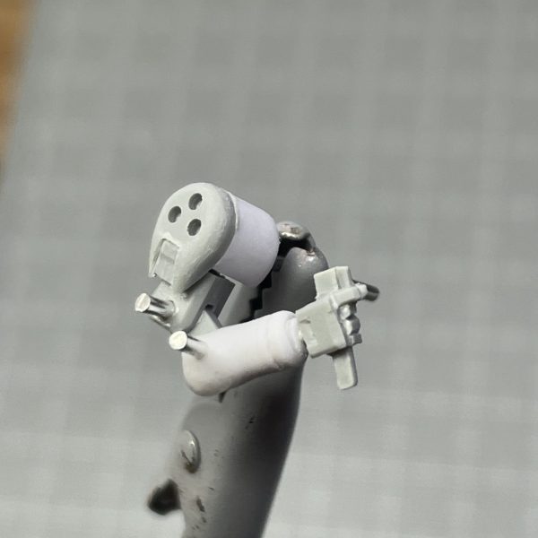 右腕作りました。前にトールギスでマニピュレーター1度作ったので楽に作れるだろうと思ったら何故か前より苦戦しました。ディティールあっさりしすぎてアーティファクト名乗っていい不安になるレベルです。なんとかせねば、、、（1枚目）