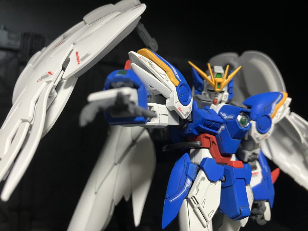何故かウイングガンダムはこんなポーズのイメージがあります。ガンダムウイングの放送当時は観てませんでした。なぜなら当時は宇宙世紀もの以外は認めない病でしたので😷でも主題歌がカッコ良くて後から視聴しました。