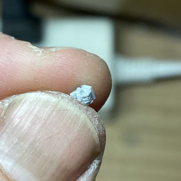 例によってあんまり進んでませんが部品が大体出来てくると、ついついバランス確認と称して合体させたくなってきます。前回と比べて左腕が生えたのと、羽の端っこに箱がついたのと、肩の接続が両面から針金に進化しました。あと左拳作りました。武器のグリップ握ってない拳初挑戦だったのですが親指難しいですね💦片付けてる時に拳無くした事に気づき大変焦りましたが日頃の行いが良かったのか無事ゴミ箱からサルベージする事ができました。（2枚目）