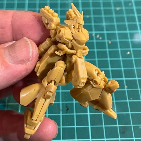発売予定のスペリオルディファイン第２弾のサザビーにKOされたので、このポーズに近づけたい！そしてアーティファクトとスペリオルディファインで並べたい！！そんなわけで方向性決まりです。目標は高い方がいい！出来るか出来ないかは置いといて、、、（1枚目）