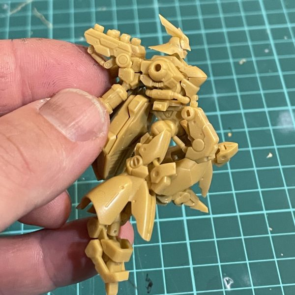 発売予定のスペリオルディファイン第２弾のサザビーにKOされたので、このポーズに近づけたい！そしてアーティファクトとスペリオルディファインで並べたい！！そんなわけで方向性決まりです。目標は高い方がいい！出来るか出来ないかは置いといて、、、（3枚目）