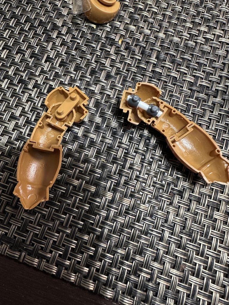 3/25 &nbsp;腕パーツにポリキャップを組込み。元々あった穴径と合ったのでサクサク進みました。