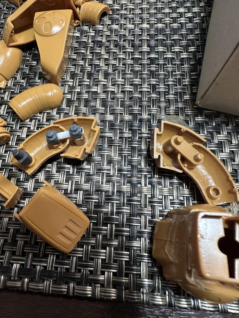 3/25 足にもポリキャップを組込みこちらも既存の穴を使ってサクサク進めてます。1番下側だけはこの後プラ板でポリキャップの土台を作ってました。