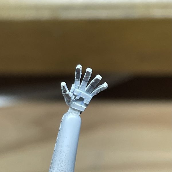 左手作りました。武器持ち手、グー、に続きパーに挑戦です。やっぱり難しいですね💦指折れるし親指の作り方いまいち分からんし。写真で見ると各所ガタガタやし。修正せねばとりあえず装着してみましたが若干オーバーサイズ😓盾構えたら気にならなくなる事を願って一旦採用です。（2枚目）