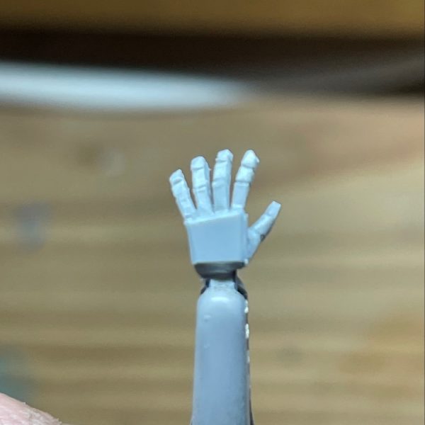 左手作りました。武器持ち手、グー、に続きパーに挑戦です。やっぱり難しいですね💦指折れるし親指の作り方いまいち分からんし。写真で見ると各所ガタガタやし。修正せねばとりあえず装着してみましたが若干オーバーサイズ😓盾構えたら気にならなくなる事を願って一旦採用です。（1枚目）