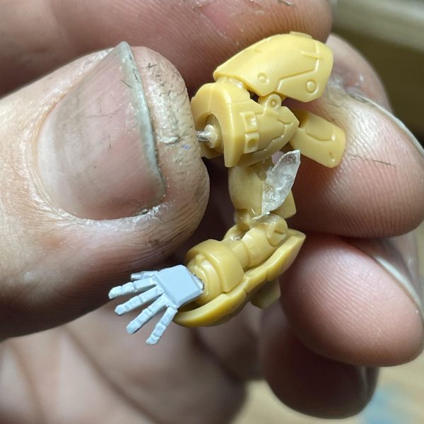 左手作りました。武器持ち手、グー、に続きパーに挑戦です。やっぱり難しいですね💦指折れるし親指の作り方いまいち分からんし。写真で見ると各所ガタガタやし。修正せねばとりあえず装着してみましたが若干オーバーサイズ😓盾構えたら気にならなくなる事を願って一旦採用です。（3枚目）