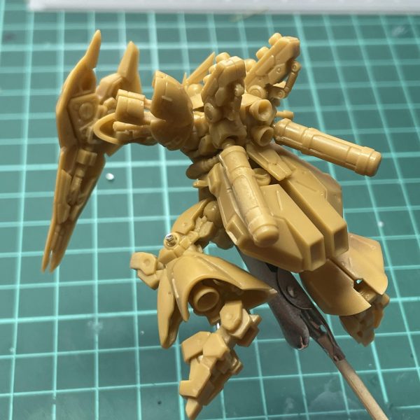 とりあえず手とシールド組んでみました。やっぱりちょっとデカいけど遠近感という事にしてこのまま行こうと思います。背面　スラスター掘りました。足首はアルミ線で接続しました。多少の表情付け程度は曲げれば動くので便利です。（2枚目）