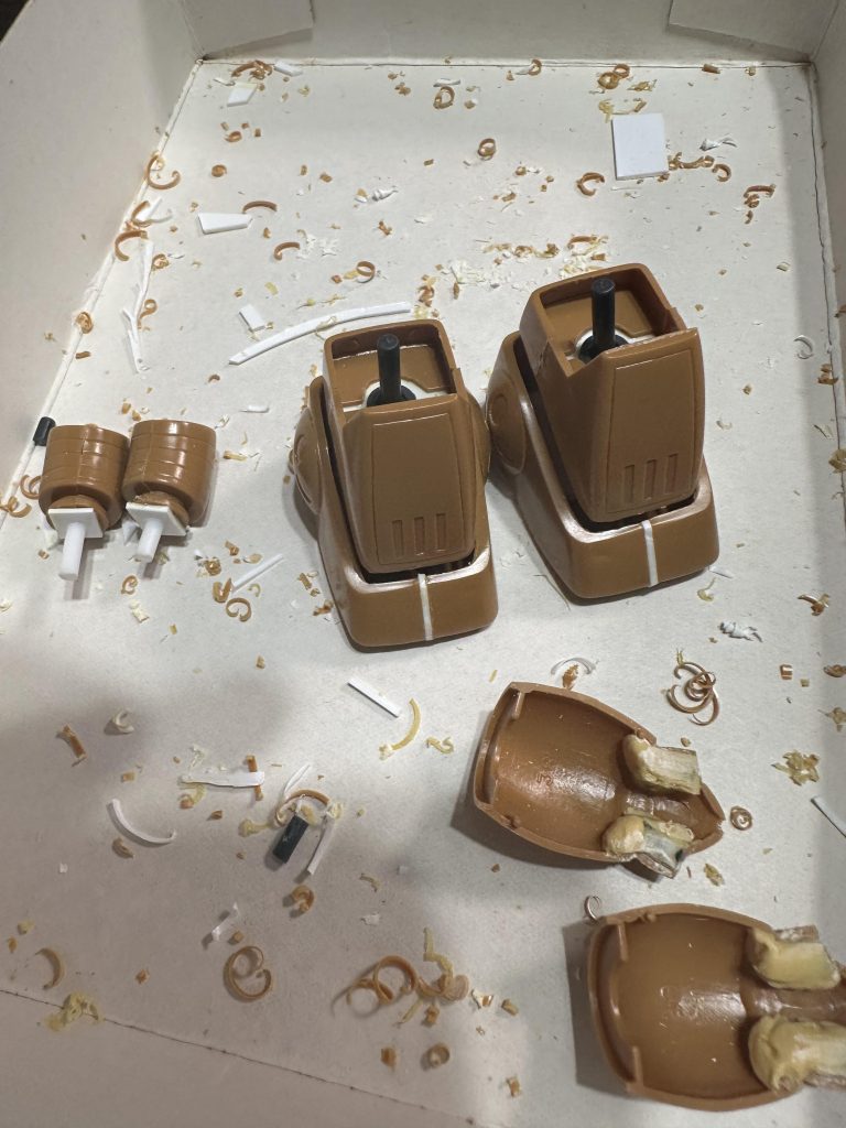 3/27 スリッパを組み立てたり、腕部にヒートロッドの受けとしてポリキャップのランナーを仕込んだりしてます。