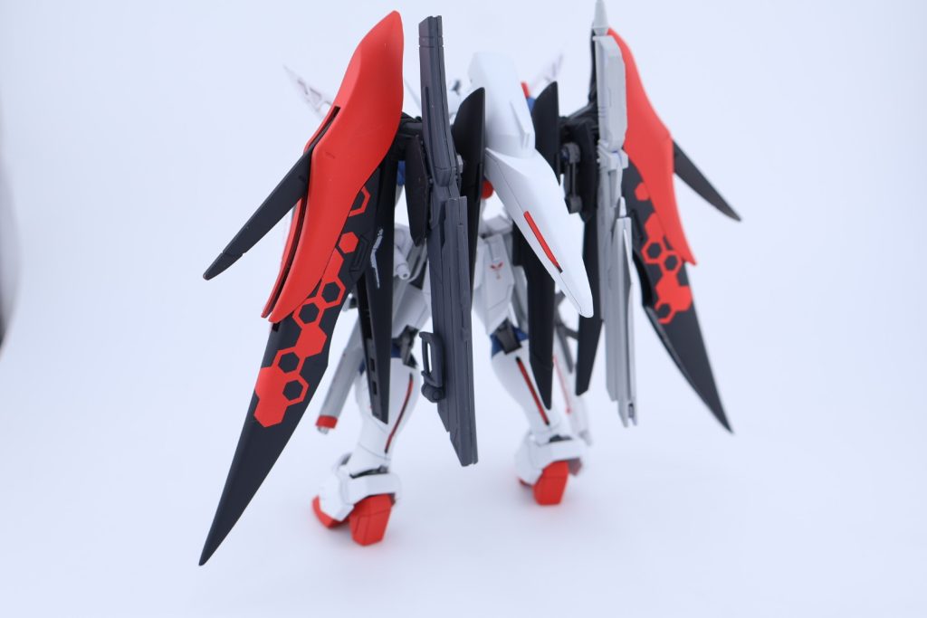 デスティニーはグレーですが味方側、主人公感を出したかったので白色にしました。羽のヘックス迷彩がお気に入りポイントです。