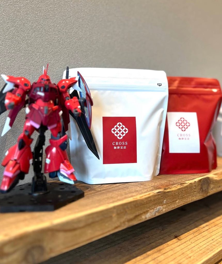 コーヒーのお店は雑色駅の近くにある CROSS珈琲。コーヒーはメッチャ美味しいです！売店は改札から左、カフェは改札から右。どっちもガンプラが展示されてるので是非行ってみてください。カフェにあるカヌレもうまっ！