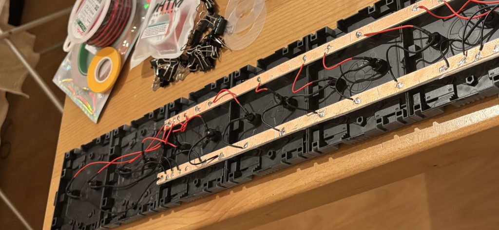 この「バスパー配線」を積極採用!新たにベースを8枚用意して、「バスパー配線」!もはや、「バスパー配線」って言いたいだけになってきてる節はあるけど、とにかく8枚連結!勢いではじめたのは良いものの、当然コレにはハンダ付け作業が伴うわけで、ハンダ付けに慣れていないガンダムおじ3、もう悪戦苦闘の連続。銅板焼き切るわ、ハンダ飛んで中指やけどするわで、地獄の作業でした…