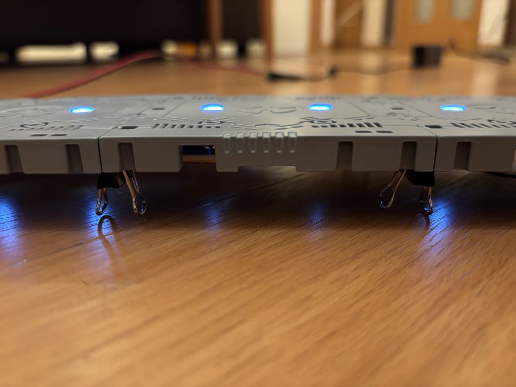 地獄のような作業にたえて、完成してみたらどうよ!?配線が見えない、超シャコタンジオラマが出来あがるのですよ!既存のコネクタではこれは出来んよ!もちろん全ての配線を後ろに流せば出来んことはないけど、場合によっては後ろに逃がせんこともあるわけで…