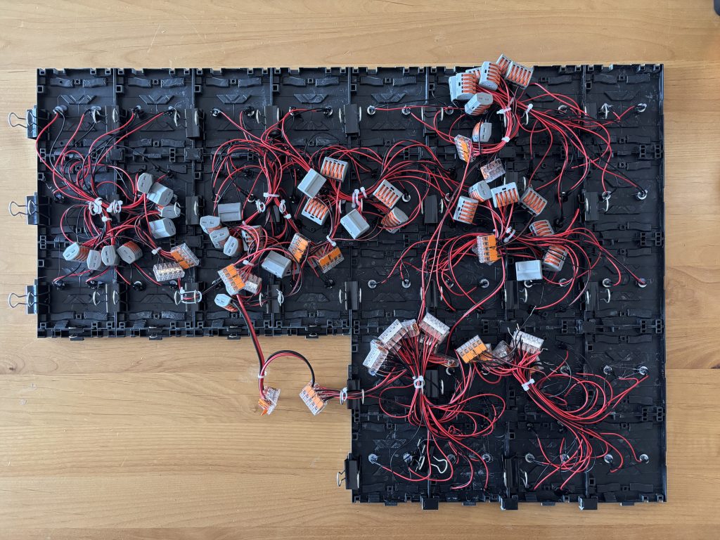 過去の投稿でも分かると思うんやけど、ガンダムおじ3のジオラマ配線は、「ハンダ付けなんかやってられるか配線」。画像にあるようにコネクタの連続技ね。ハンダ省略のお気楽ラクチンがメリットではあるんやけど…コネクタ使う分、メッチャかさばるねん…。これがデメリット。あとデメリット挙げるとしたら、配線がカオス!いかに結束バンドを使っても、正直何が何だかわからん!これが、コネクタ使う上でのトレードオフの内容ね。ほんで、2階とか2.5階でこれと同じ作業したら、まあ、当然ながら配線かさばるから、コードとかコネクタがダレて…配線見えてまうから、ジオラマとしては0点なわけよ。