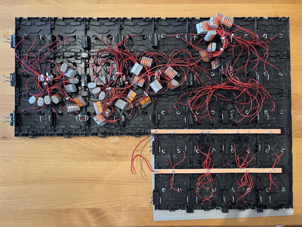 ほんなら、どうするかってことなんやけど、ここで登場するのが「バスパー配線」!!これ何かって言うと、コネクタの代わりに銅の板を用意して、その銅板に通電させる。通電してる銅板からLEDの電気取れば、少ない配線(この場合は、コネクタの大幅カット!)で点灯させることが出来るってわけよ!「バスパー配線」スゴない!?画像の下半分のように、スッキリ配線が実現できます。もちろん、ガンダムおじ3オリジナルのアイデアな訳ではなく、AIに聞いて教えてもらいました。銅板って書いてるけど、実際に使ったのは「銅箔テープ」って言う、薄い銅のテープ。コレを絶縁体の役目も果たす2mmのプラ板に貼り付けて、銅板としました。ちなみに、「銅箔テープ」はAmazonで余裕で買えるし、明日来る。さらにちなみに、なんで「バスパー配線」って言うかは知らん!1mmも興味ないし笑