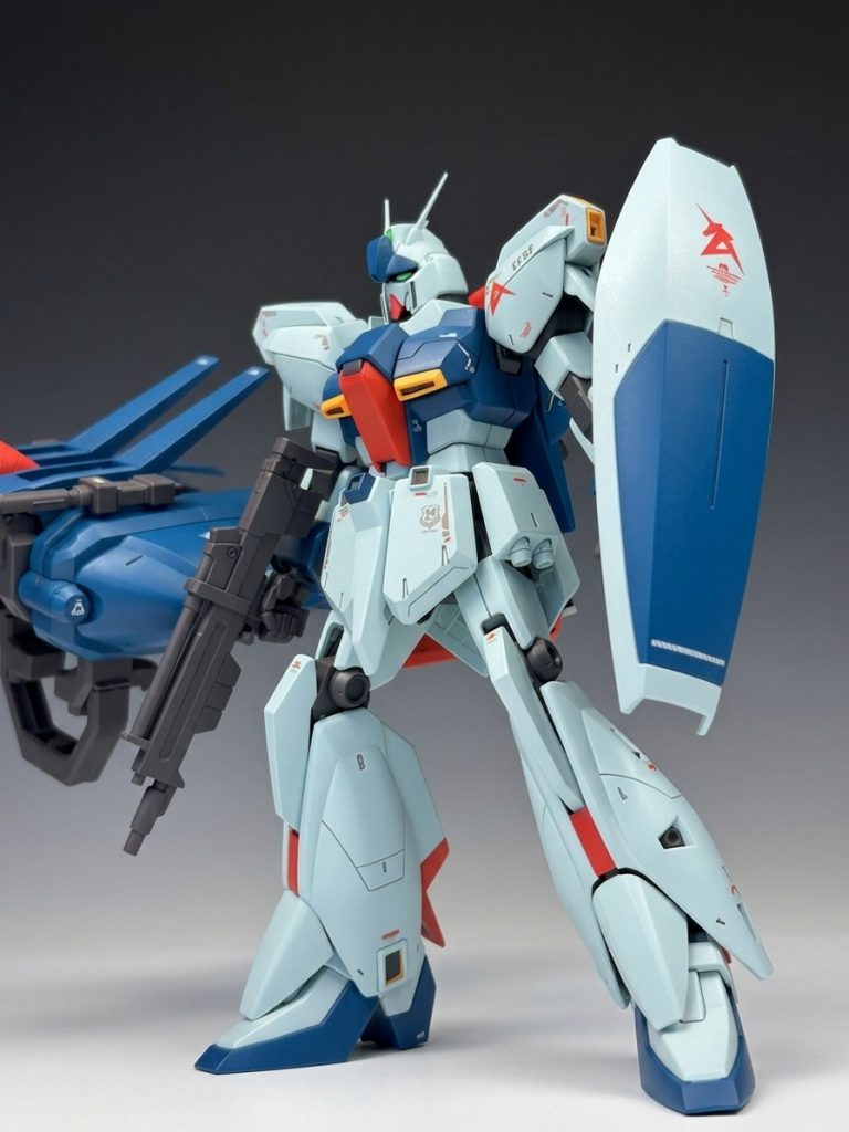 フロントビューシンプルな構成故カッコよさがありますね。胸部アーマーは丸っこいブレードアンテナを削り取って筋彫りを追加しています。筋彫りの追加は慣れてないんでこちらと腰のフロントアーマーに追加したぐらいでひよってやめました。左右対称に作るの難しすぎだろ