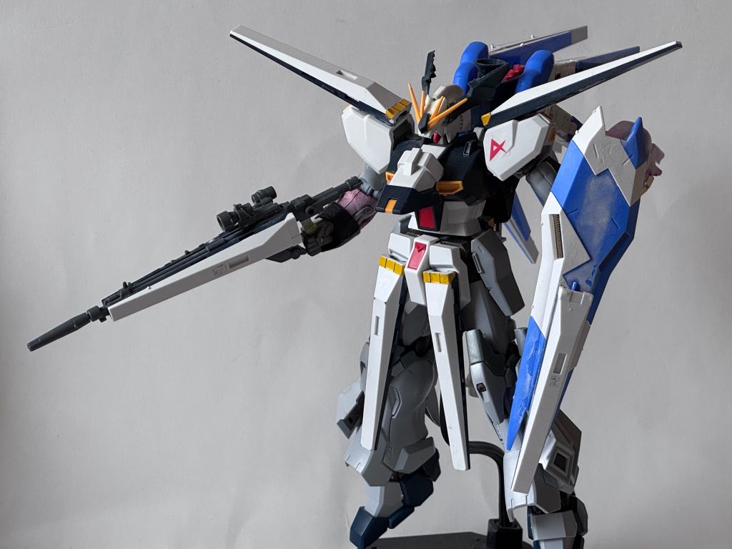 νガンダムの胴体と両肩以外はほとんどシナンジュスタイン。