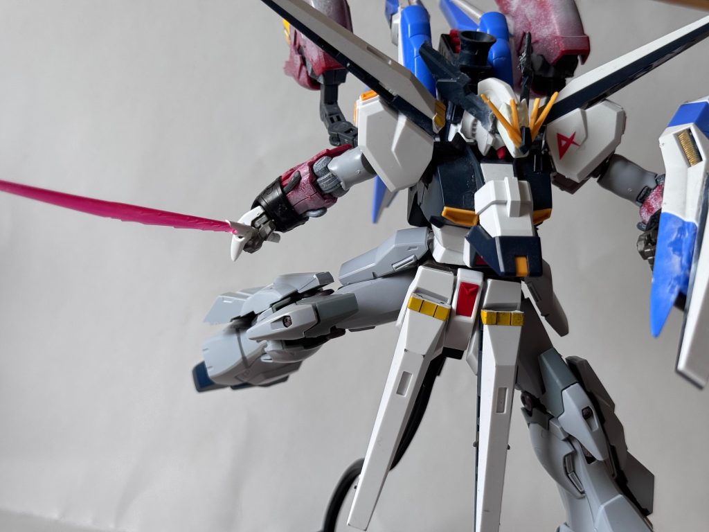 ビームサーベルはνガンダムのものです。