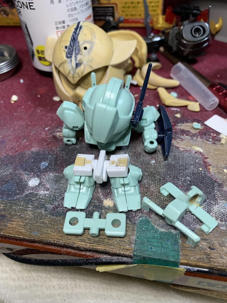 股関節はこんなパーツです。BB戦士ジェガンは元々の股関節パーツが独特なので今まで使用してきたSDフレームの応用が効かず苦労しました。