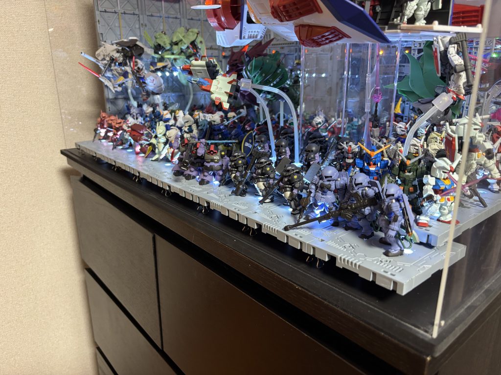 特に、こないにしたい時には。今回の電飾化のついでに、既存のジオラマの一段下に、お気に入りを並べるお立ち台を用意。ここに「特に酒飲みながら眺めたいシリーズ」を並べる事にしました!なかなかええでしょ、コレ。