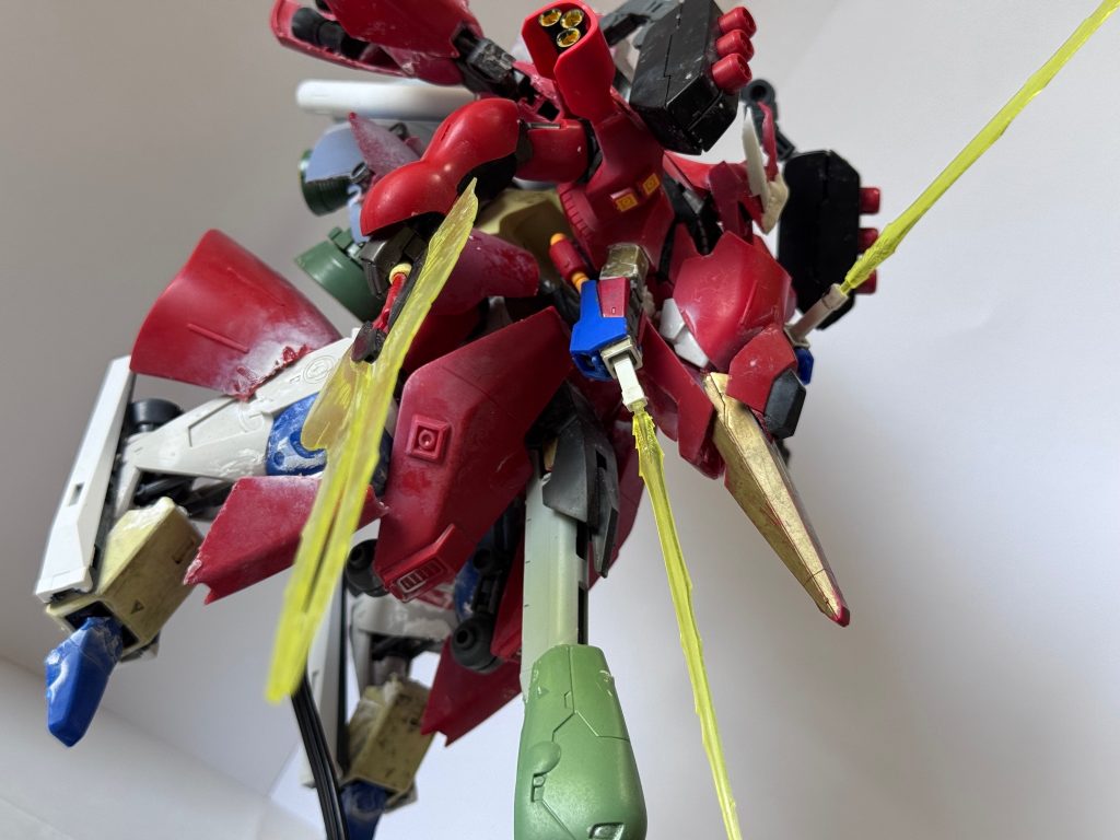 ナイチンゲールの如く、胸の隠し腕が展開できます。強さはナイチンゲール以上と考えてますが…