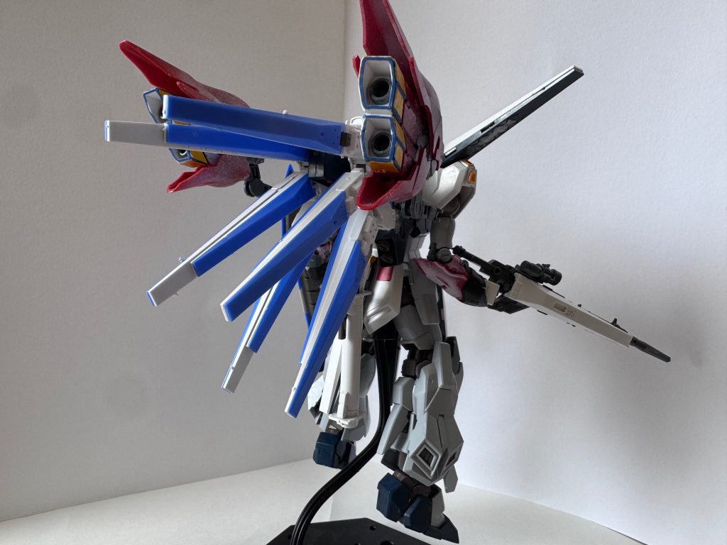 背中のファンネルラックとシールドはhi-νガンダム、あとビームライフルと背中のブースターはシナンジュの。それ以外はファンネル取っつけたり適当なパーツ取り付けたりしてます。