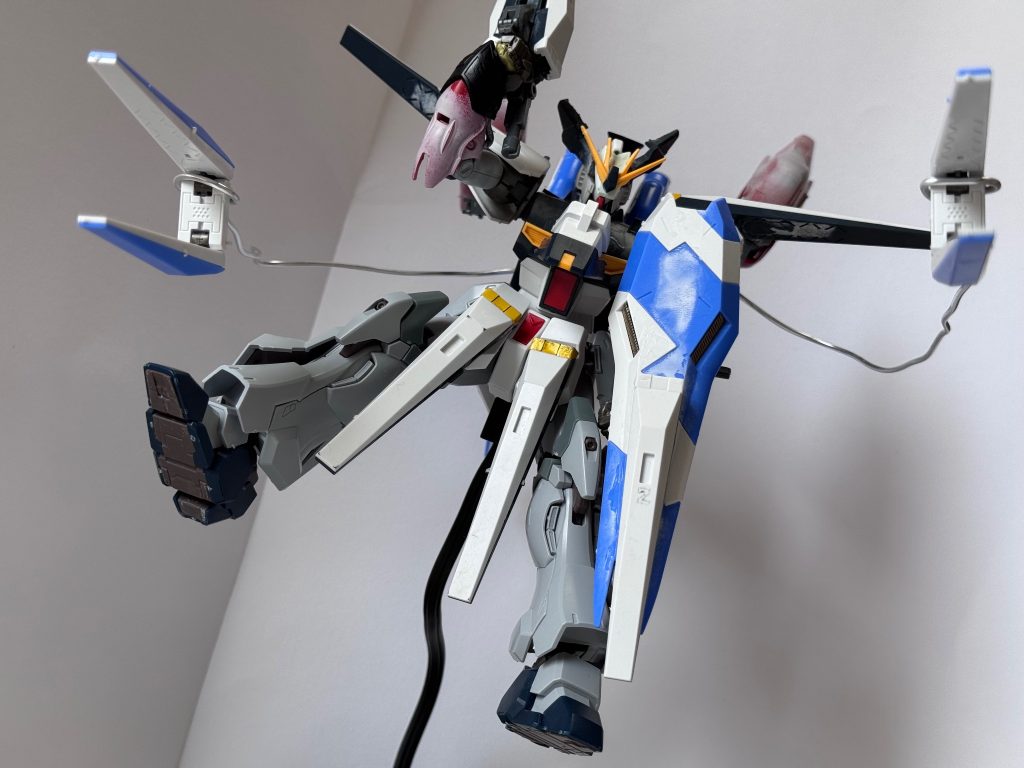 いけっファンファンネル！！hi-νガンダムには展開できるフィンファンネルが２つしか付いていないのです。
