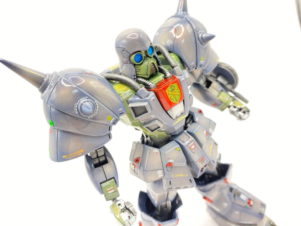今回は頭部の小型化がメインで各関節の可動や延長をしてＲＥのデナンゲーと並べても違和感のないプロポーションを目指しました！頭部は設定画の感じだともっと潰れた丸形の顔立ちですがパッケージイラストやバトオペに近い感じにしたかったので面長です…ちょっと面長過ぎた感がありますが(;^ω^)