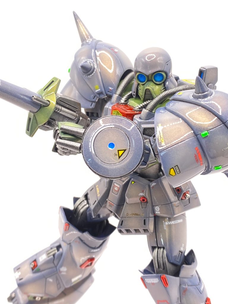 キット付属の水転写式デカールは経年劣化により黄ばんでおりました当然、直接ピンセットで持ち上げれば一発で破損しますので超慎重に何とか貼り付けました(((o(*ﾟ▽ﾟ*)o)))失敗したのも当然ありましたが胸のエンブレムがちゃんと貼れたので満足です