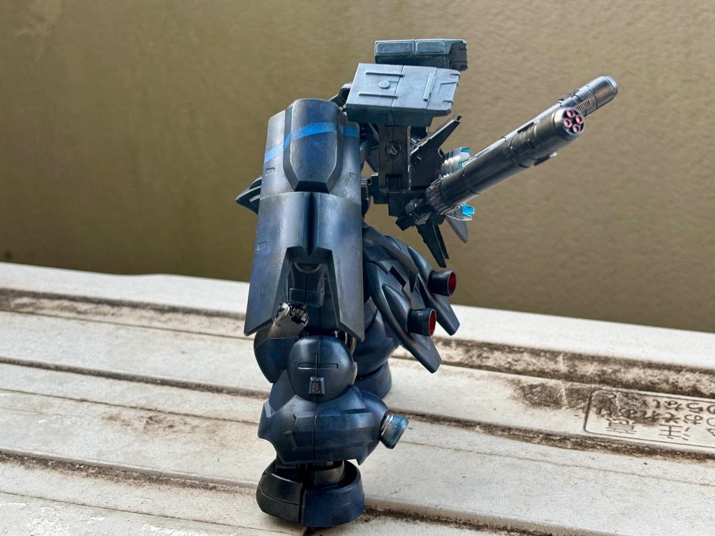 コトブキヤのオプションパーツとガンプラオプションパーツを付けました。合わせ目はいつもの段落ち処理です。