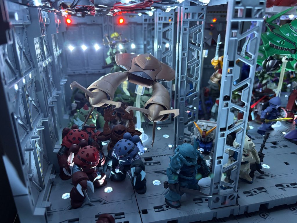 「お前誰や！？そこの『ジオン水泳部』のボスみたいな顔して！サイズ感、コンバージにシンデレラフィットで当たり前みたいな顔してそこおるけど、どこから来たんや！？」