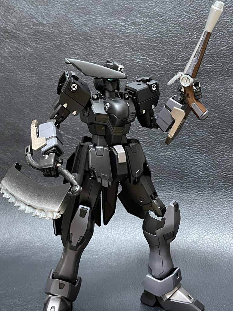 このゲーム、銃パリィというシステムがとにかく楽しくて短銃🔫を装備させてプレイしてます。なのでどうせなら短銃っぽい武装を持ってるガンダムでミキシングするかと考え、我が家のマウンテンサイクルを見てたら中古ショップで投げ売りされてたボロボロのクロボンを買ったままにしてたのでそれとジャンクパーツで製作しました。