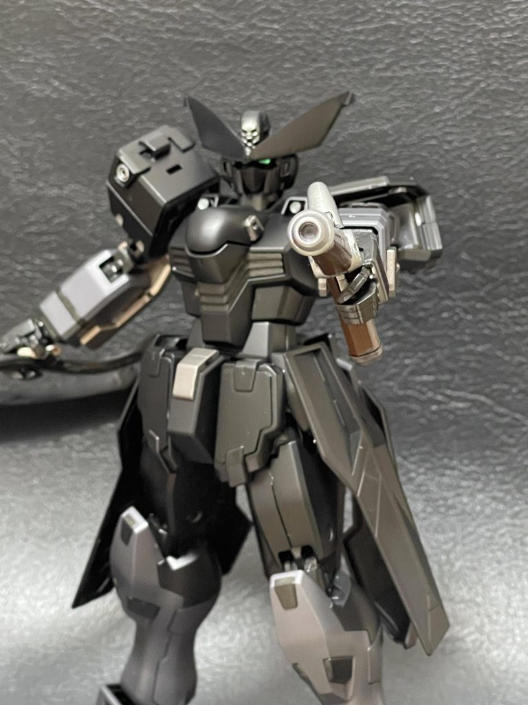 前述してますが左手武装の短銃です。これは元々の銃からサイト部分を抜いてグリップ下の装飾を切除したのみになります。これも今思うと全然短くないですねw少し短くしてもよかったかもです。