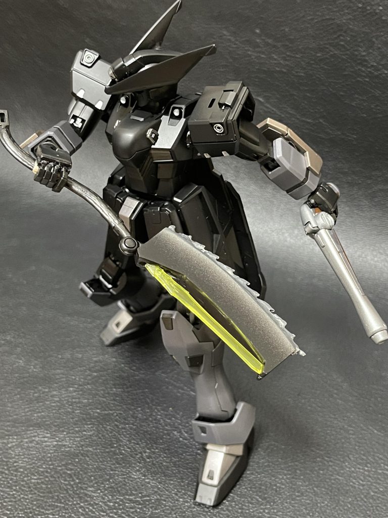 右手と左手でそれぞれ武器を持てる仕様も反映させようと、左は短銃で右手はノコギリ鉈にしました。ノコギリ鉈はノコギリ↔︎鉈を変形できるように関節を組み込んでます。ノコ鉈部分はプラ板を重ねて作成、ノコ刃の部分はプラ板にパテを盛って削ってます。鉈の方はビーム刃にしてます。というのも、ノコも鉈も実体剣にしてしまうのはなんだかなぁと思い差分を持たせるためにビーム刃としました。今思えばX3ムラマサブラスターのギザギザでノコギリやって鉈を実体剣でやればよかったかなとちょっとモヤっとしてます😅