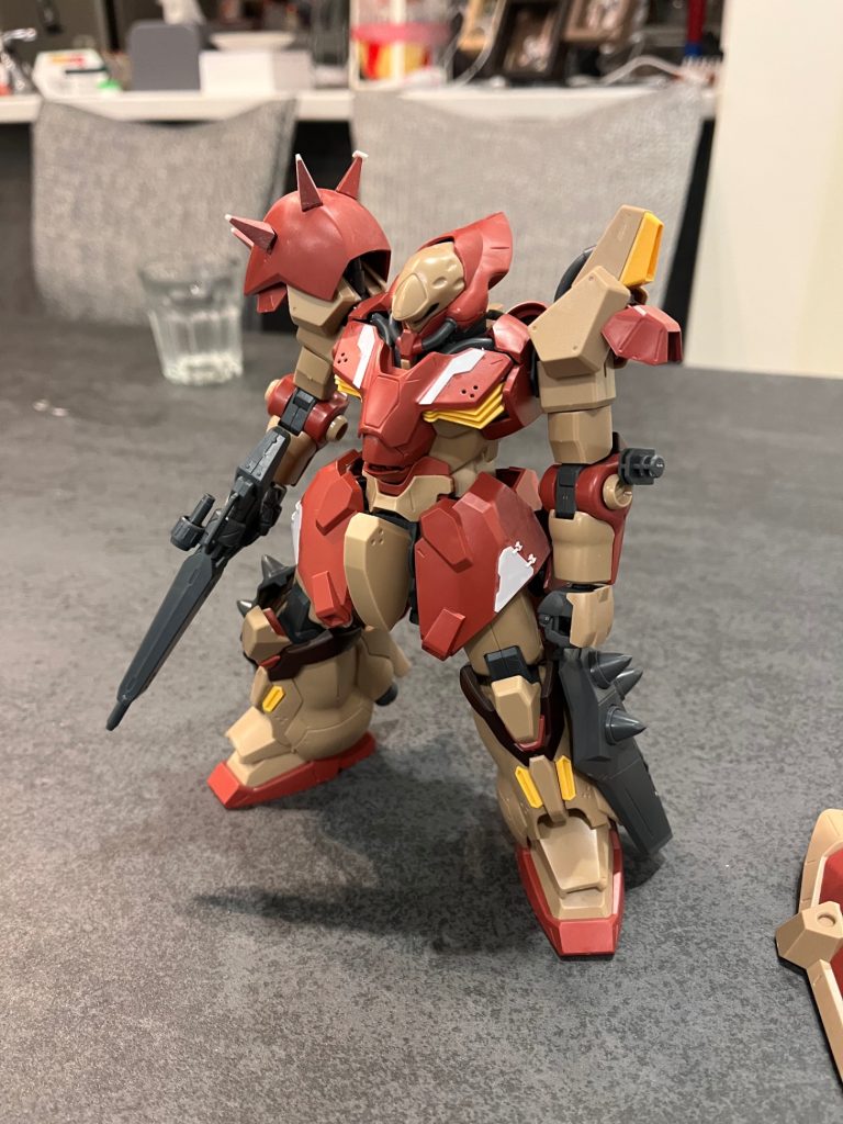 ●工作・プラ板工作（胸・ﾌﾛﾝﾄｱｰﾏｰ・ｼｰﾙﾄﾞ）・スジボリ（上腕・ﾌﾛﾝﾄｱｰﾏｰ・ﾘｱｱｰﾏｰ・右ｼｮﾙﾀﾞｰ）・ブチ穴（全身）・脚部ミキシング（パテ+磁石仕込み）・メタルビーズ埋め（上から塗装したので目立たず）・モノアイ・スパイクのシャープ化いじりはじめると色々やりたい場所がでてきますが今回はコレくらいで終了としています